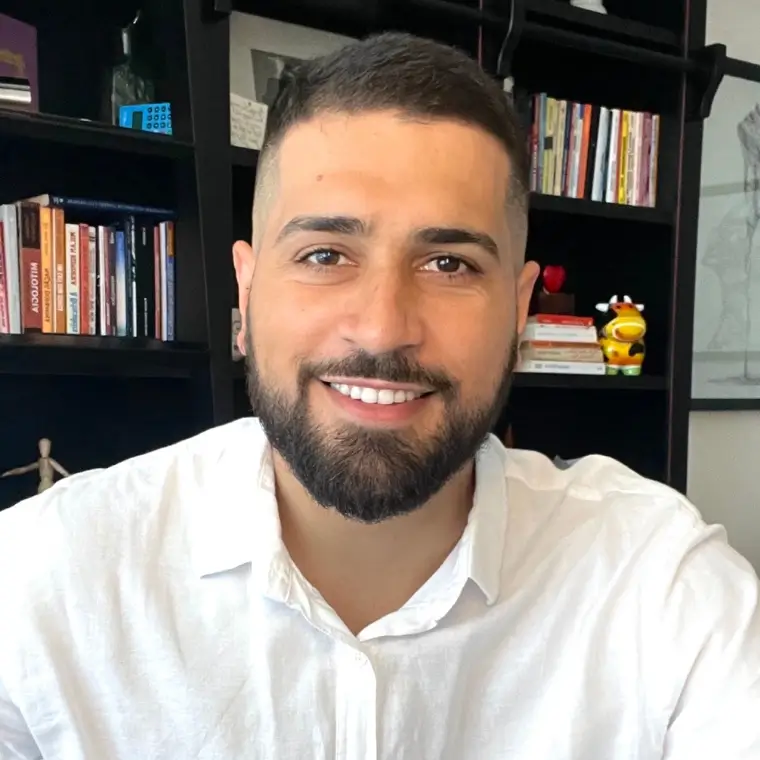 Hugo Calino, psicólogo clínico, no consultório em Volta Redonda
